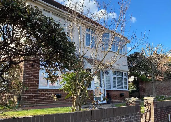 4 Bedroom House By Your Stay Solutions Short Lets & Serviced Accommodation Southampton With Terrace & Garden