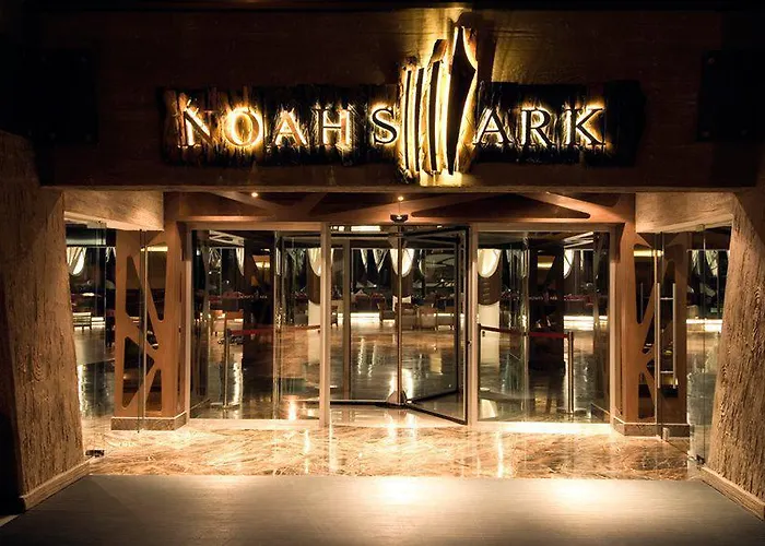 Noah'S Ark Deluxe Hotel Vokolidha