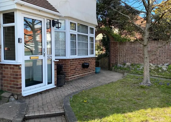 4 Bedroom House By Your Stay Solutions Short Lets & Serviced Accommodation Southampton With Terrace & Garden