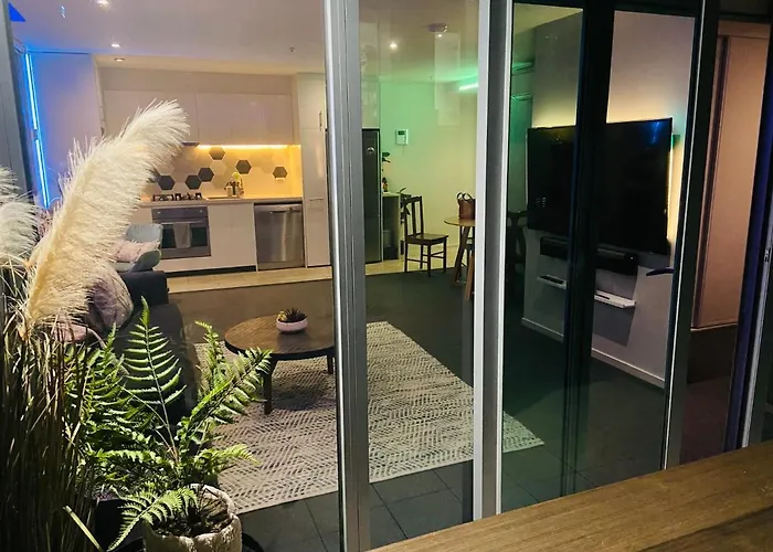La Sky Boutique Apartment - Pool, Spa & Sauna Melbourne
