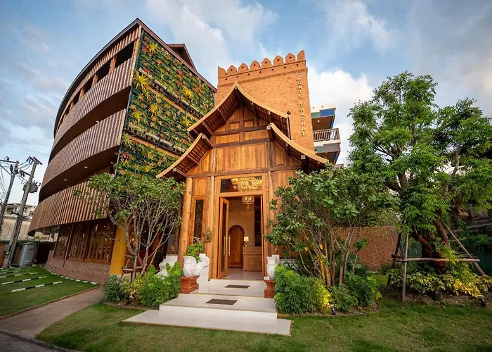 At Gate Thaphae Hotel Chiang Mai