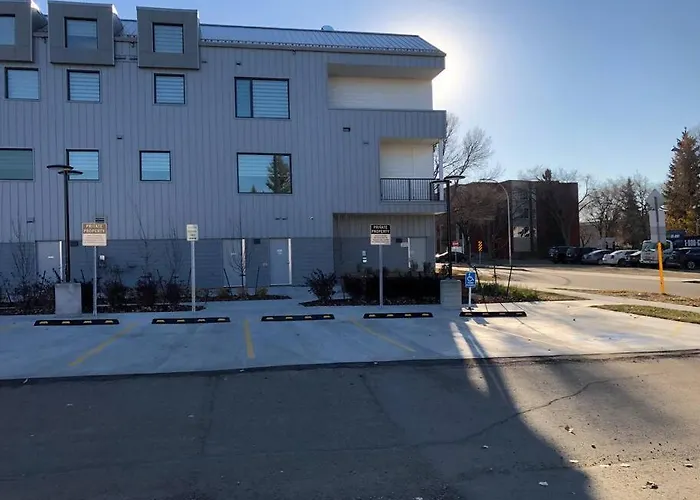Royal Blue Wild Oasis Corner Pnhse Kingbed U/G Wi-Fi Apartment Edmonton