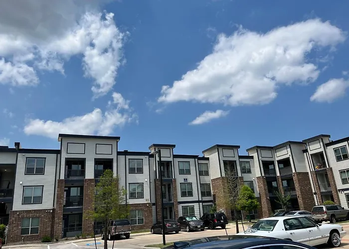 7 Min From Iah Business-Ready Condo W Pool & Wifi Houston