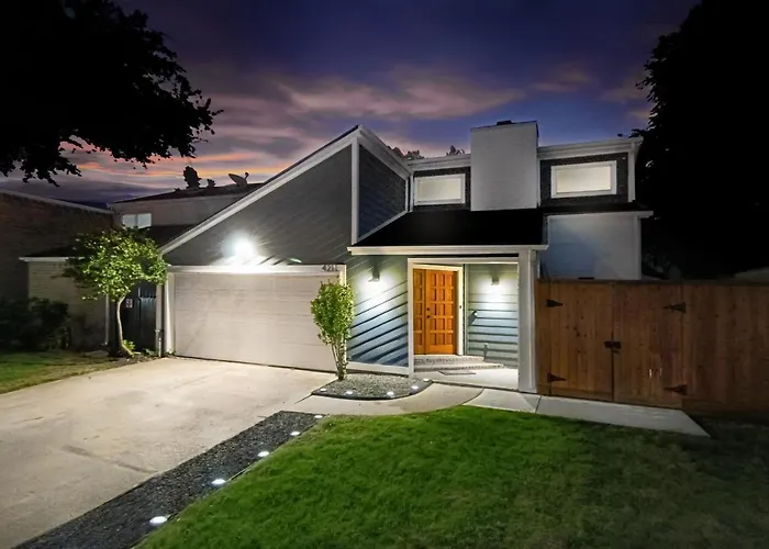 Open Airy Custom Designed Home - 2Kings - Sleeps 14 Houston