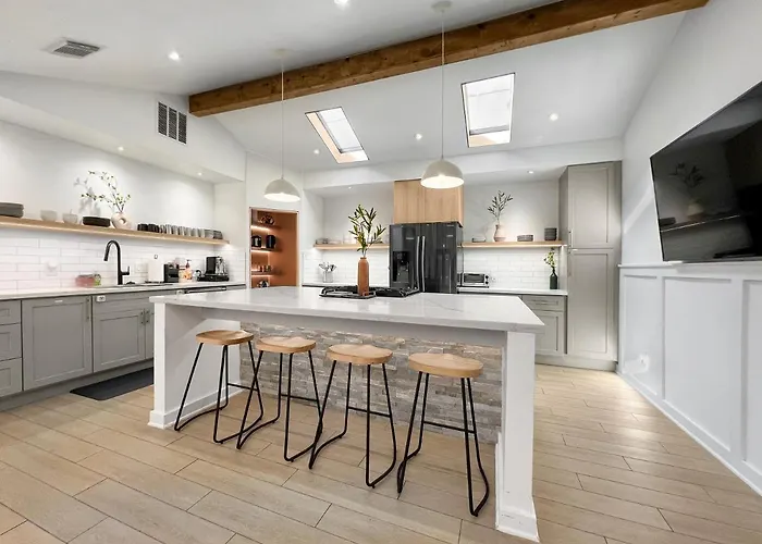 Open Airy Custom Designed Home - 2Kings - Sleeps 14 Houston