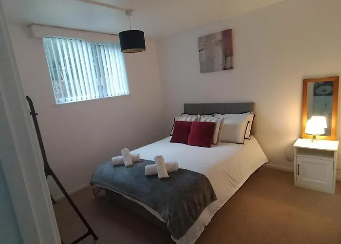 Leeson House In Harborne, Birmingham Near Botanical Gardens, Queen Elizabeth Hospital, Birmingham University, Utilita Arena, Edgbaston Cricket Ground, Cadbury World And The Midland Art Centre, With Free Parking