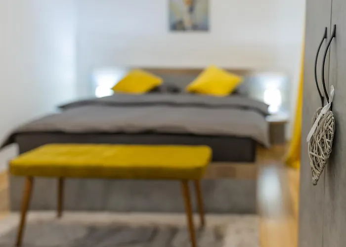 Luxury 2 Bedroom Holiday Apartment Pitesti