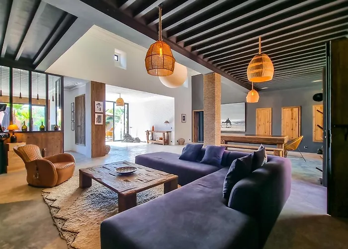 Villa Avec Gouvernante Et 2 Piscines Dont Une Chauffee Dans Domaine Securise Marrakesh