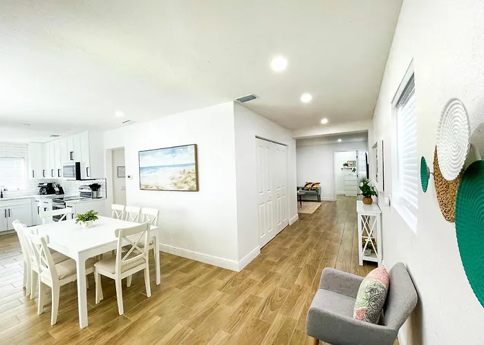 Chic & Stylish South Tampa 5 Min From Bay Villa