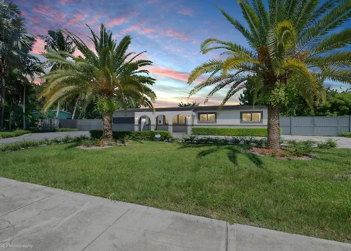 The Palms - Mini Golf , Foosball Table, Heated Pool ,Baby Items ,Bbq Miami