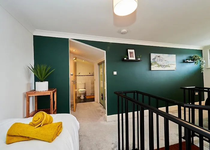 Cosy Emerald Suite - Two Story Duplex Apartment - Balcony - Contractors - Family - City Centre - Broadway Plaza - Five Ways - Sleeps 6 Birmingham
