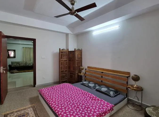 Three Bed Attached Bath Netflix Wifi Smart Tv Parking Near Airport Apartment Islamabad