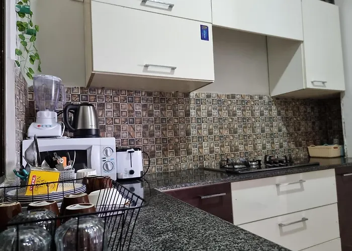 Three Bed Attached Bath Netflix Wifi Smart Tv Parking Near Airport Apartment Islamabad