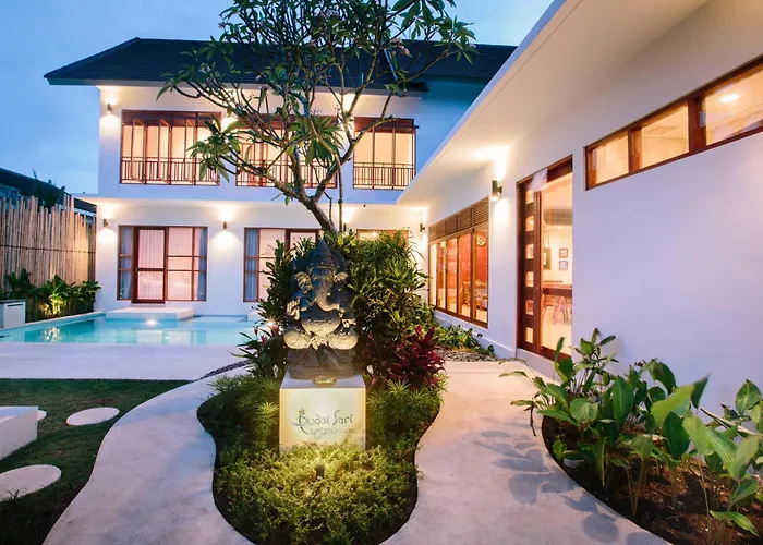 Pudak Sari Unizou Hostel Kuta 