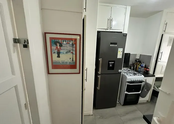 Aldgate East Rooms R2 London