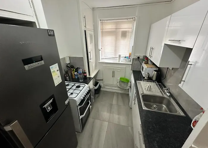 Aldgate East Rooms R2 London