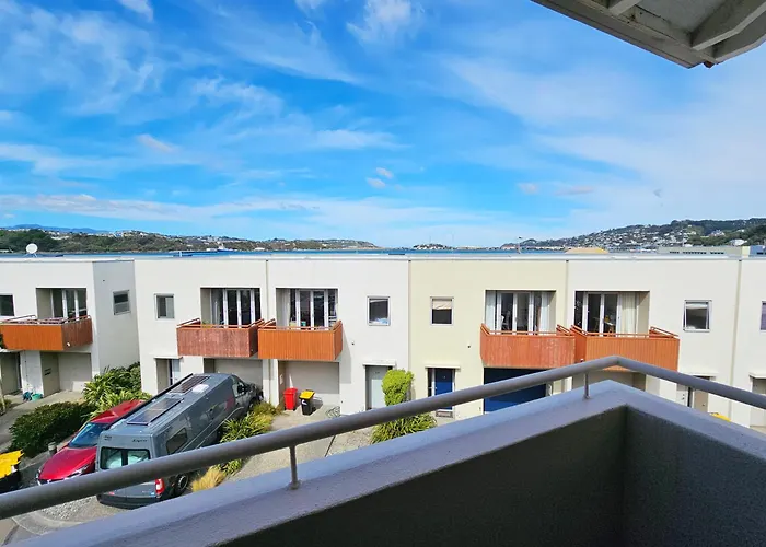 Executive, Spacious & Modern Home, 8 Beds! Wellington