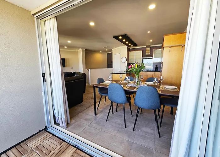 Executive, Spacious & Modern Home, 8 Beds! Wellington