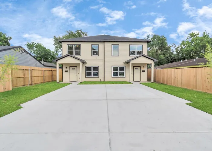 2 Homes! Sleeps 18, Games, Gated Parking & More! Houston