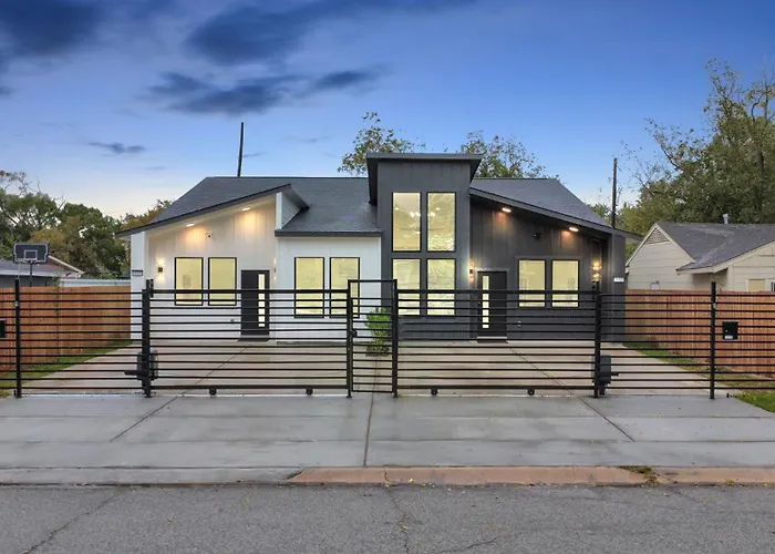 2 Homes•Sleeps 18•Gated•10 Mins To Dwntwn•Smarttvs Houston