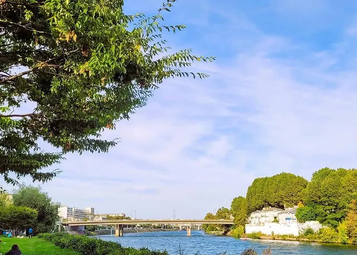 Riverside Retreat With Balcony & Parking Courbevoie