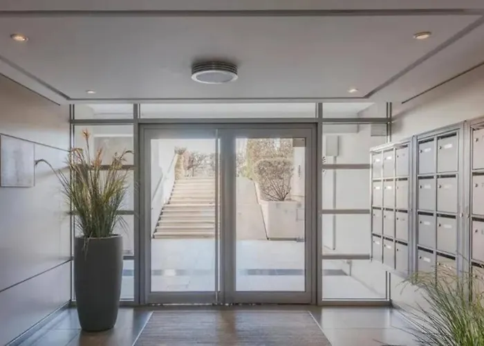 Riverside Retreat With Balcony & Parking Courbevoie