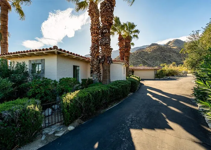 Cielo Vista Retro Palm Springs Getaway Villa