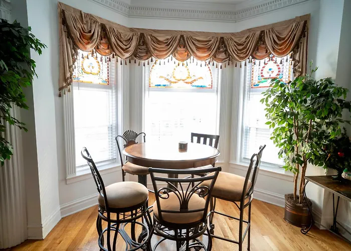 Club Salon Sleeps 10-20 Free Parking & Tv Apartment Chicago