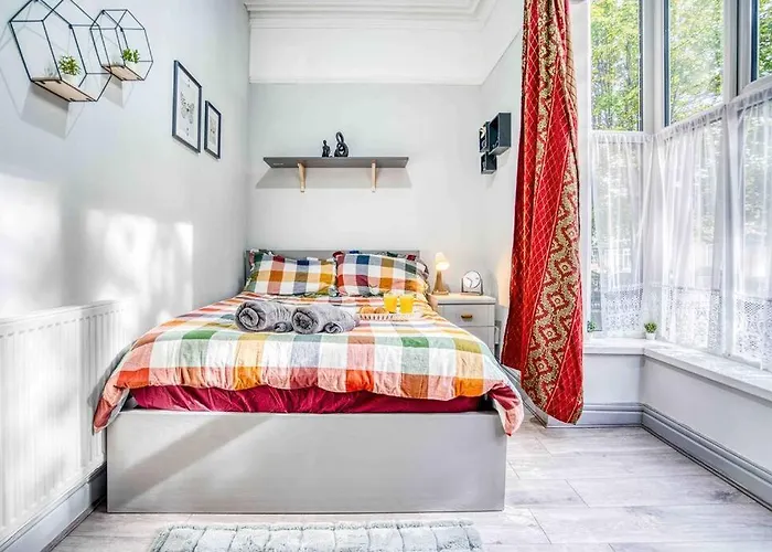 Spacious 3-Bed With Free Parking Birmingham