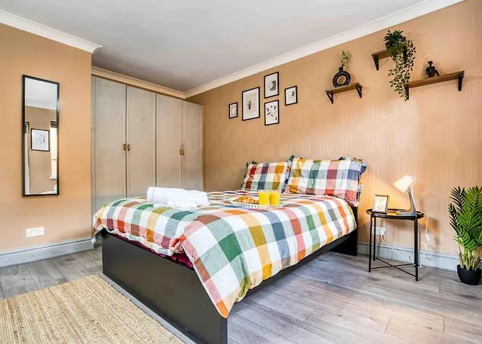Spacious 3-Bed With Free Parking Birmingham