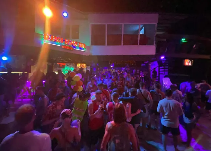 Blanco Beach Bar Hostel Phi Phi Islands