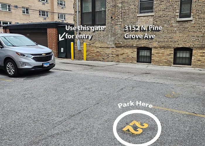 Club Salon Sleeps 10-20 Free Parking & Tv Apartment Chicago