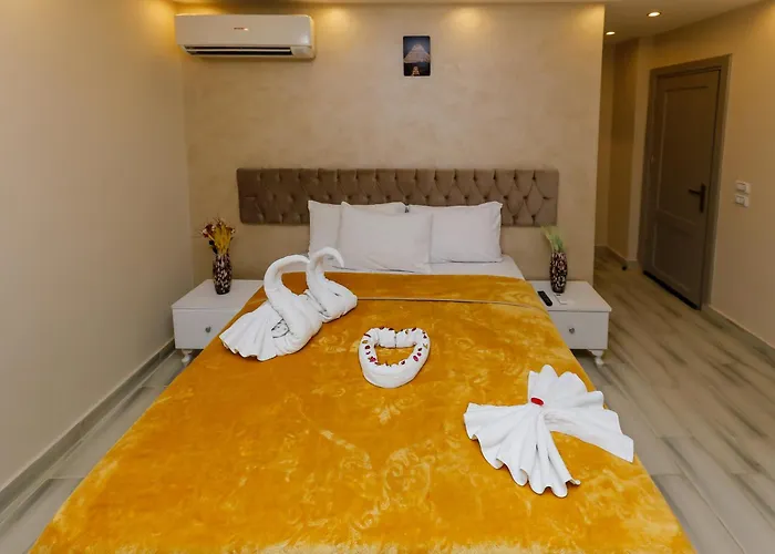 Venus Pyramids Inn Rooftop Access & Free Breakfast Kafret el-Gabal