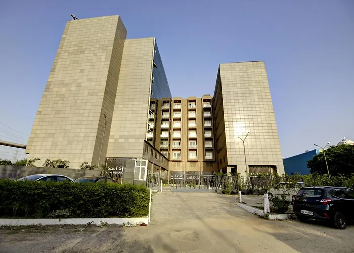 Saltstayz Premier - Golf Course Extension Road Gurgaon