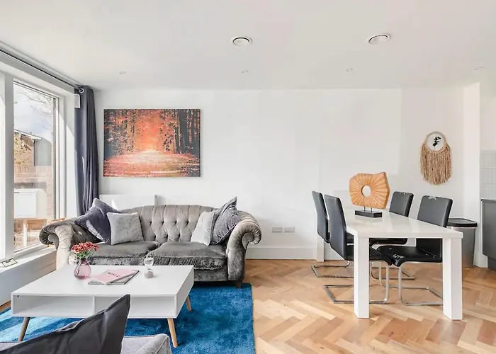 A Modern Lavish En-Suite Bedroom London