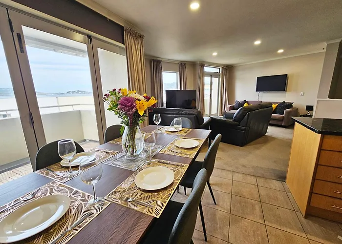Executive, Spacious & Modern Home, 8 Beds! Wellington