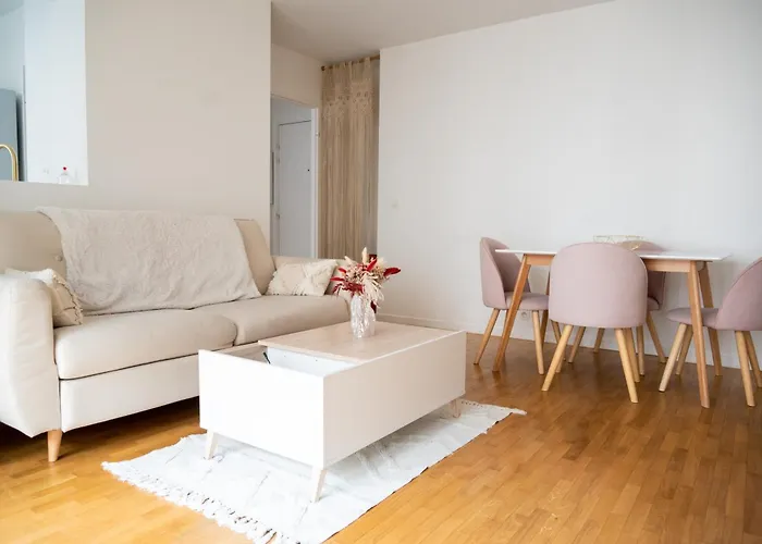 Appartement Entier Avec Balcon Sur Cour A Paris