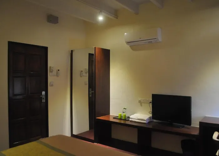 Red Inn Court George Town
