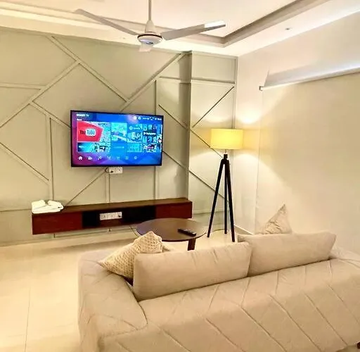 Homey Stays - Luxe Studio Apartment Lahore