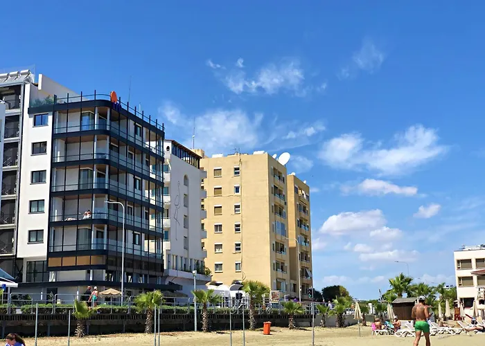 Luxury Stay At Mackenzie Beach With Private Parking And Balcony Larnaca