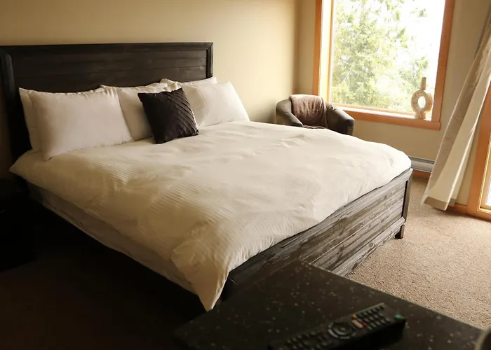 Moon Water Lodge Malahat