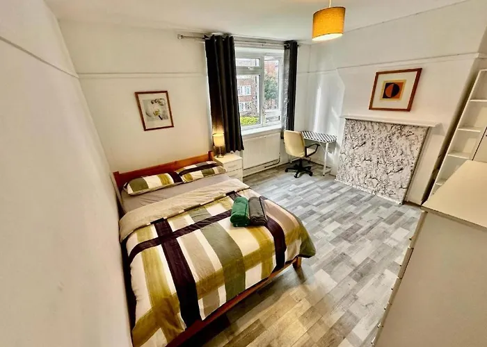 Aldgate East Rooms R2 London