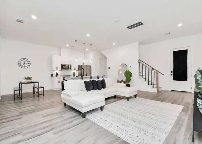 Stylish 4 Beds - Min To Downtown With Backyard Villa Houston