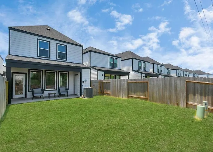 Stylish 4 Beds Near Downtown With Backyard Villa Houston