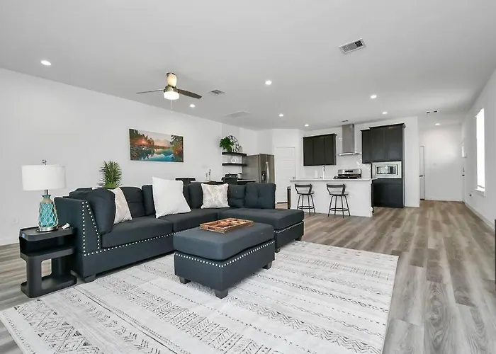 Stylish 4 Beds Near Downtown With Backyard Villa Houston