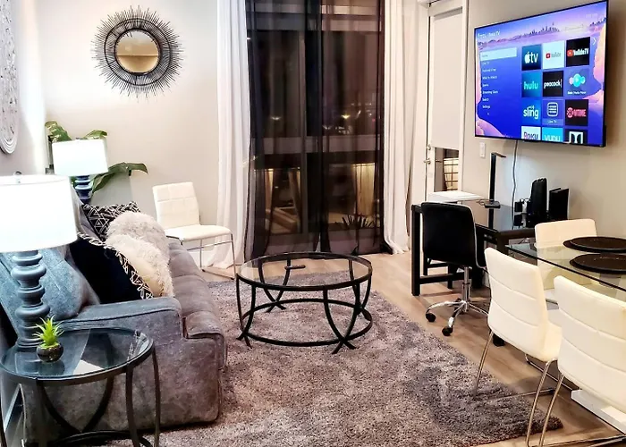 Spacious 22, Wi-Fi, Pool, Hot Tub, 24Hr Gym Los Angeles