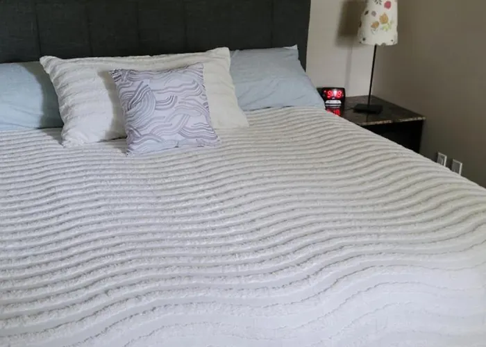 The King Place, Is A Room In A Private House, Close To Ctrain And Spruce Meadows Equestrian Calgary