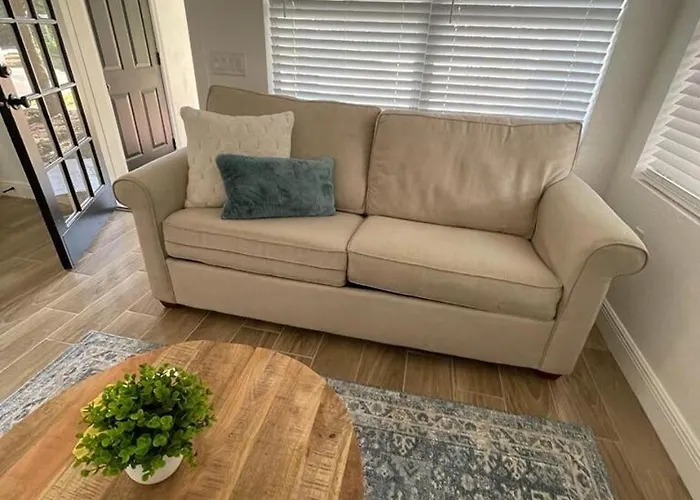 Stylish 2 Bedrooms 2 Bath House In South Tampa