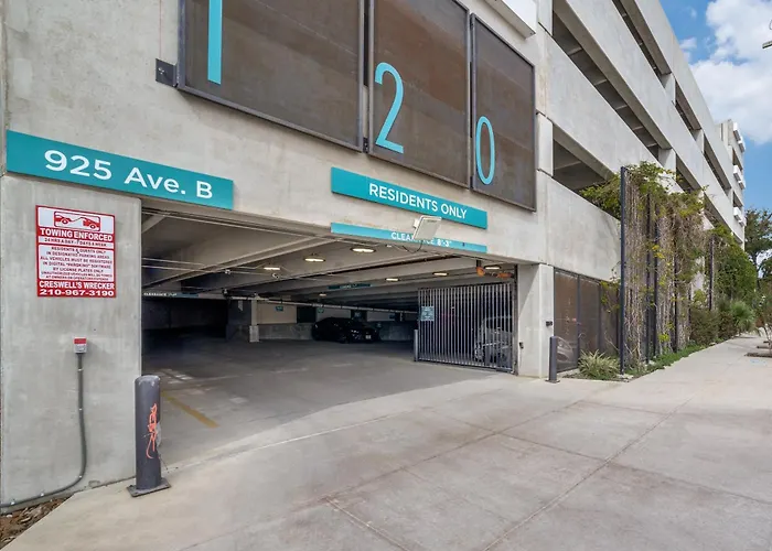Romantic Condo Facing Riverwalk With King Suite, Pet Friendly, Free Parking Centrally Located San Antonio