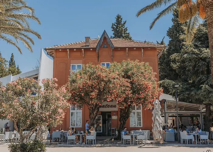 Le Petit Chateau Bar